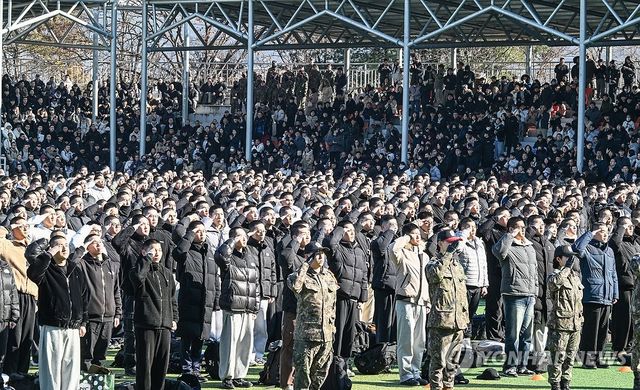 경례하는 입영 장정들