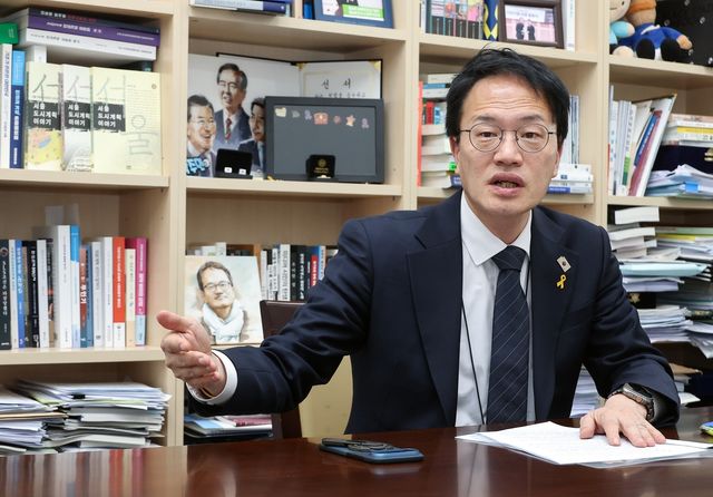 인터뷰하는 박주민 예비후보