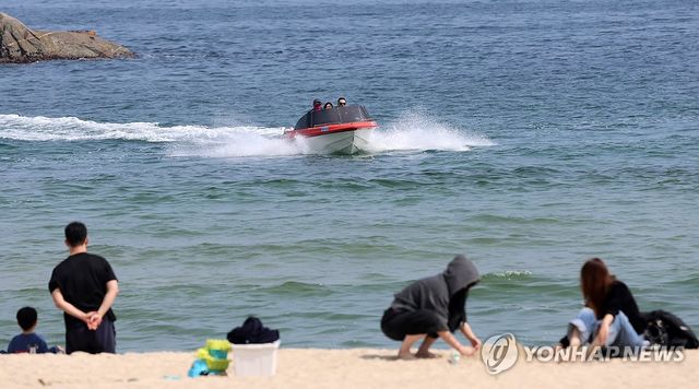 보트 타고 봄 마중…강릉 경포해변