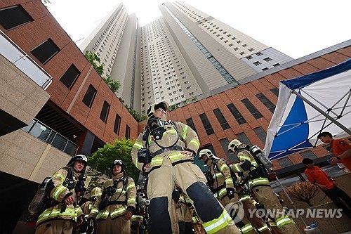 고층 아파트 계단 오르기 전 준비운동