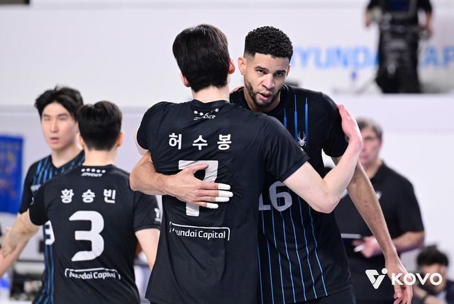 포옹하는 허수봉과 레오