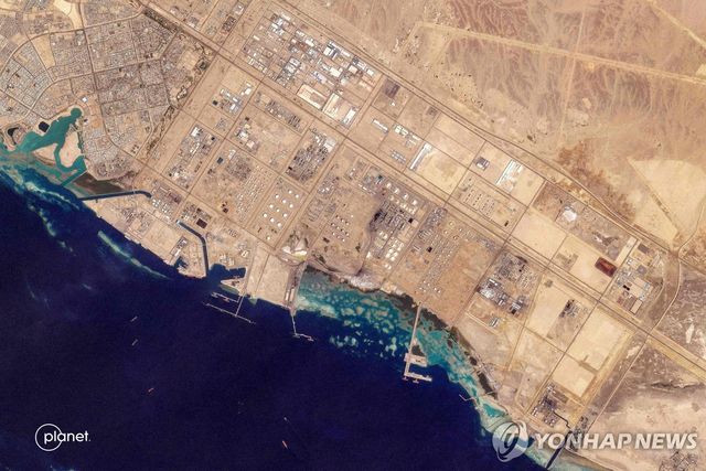 사우디 아라비아 서부 홍해 연안에 위치한 얀부 항구의 위성사진