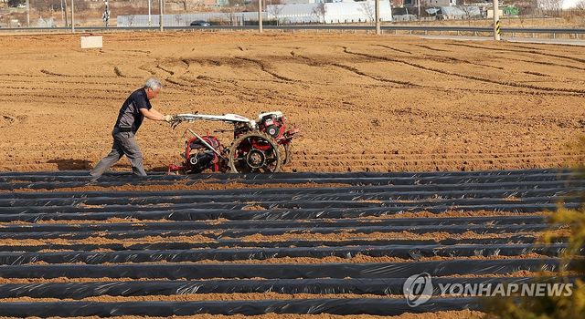 농사 준비로 바쁜 농촌 들녘