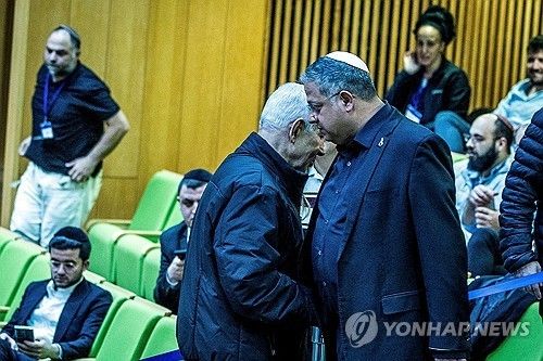 요르단강 서안에서 테러 혐의로 유죄 판결을 받은 팔레스타인인에게 사형을 선고할 에 처할 수 있도록 하는 법안을 처리하기 위한 크네세트 총회에서 악수하는 이타마르 벤-그비르 국가안보장관(오른쪽)과 베냐민 네타냐후 총리(왼쪽) [로이터 연합뉴스]