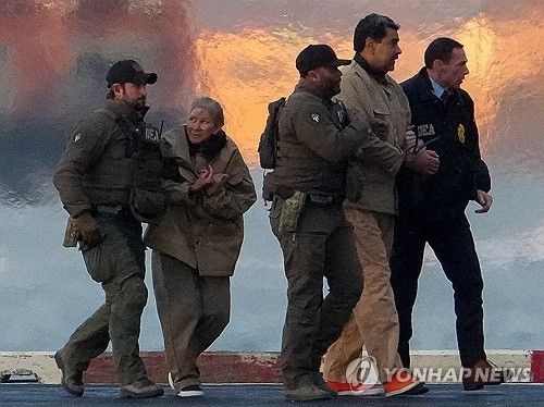 미국으로 체포돼 법원으로 끌려가는 마두로 부부