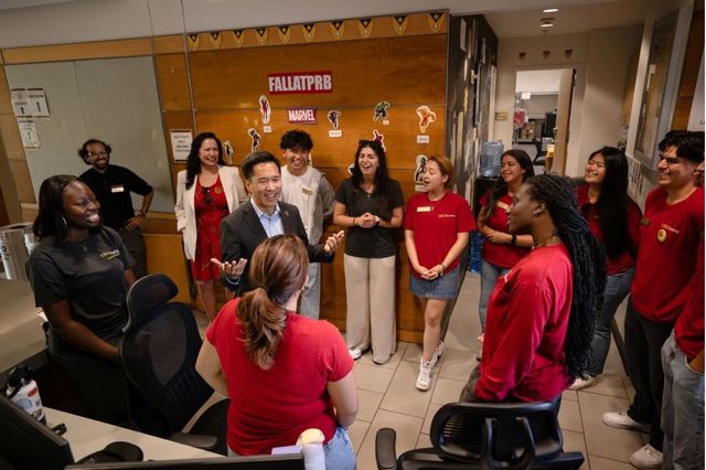 학생들과 토론하는 김병수 총장