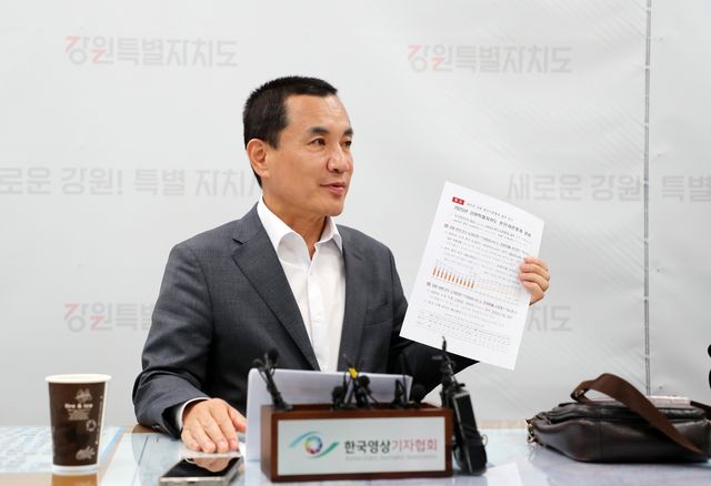 기자 간담회 하는 김진태 강원도지사