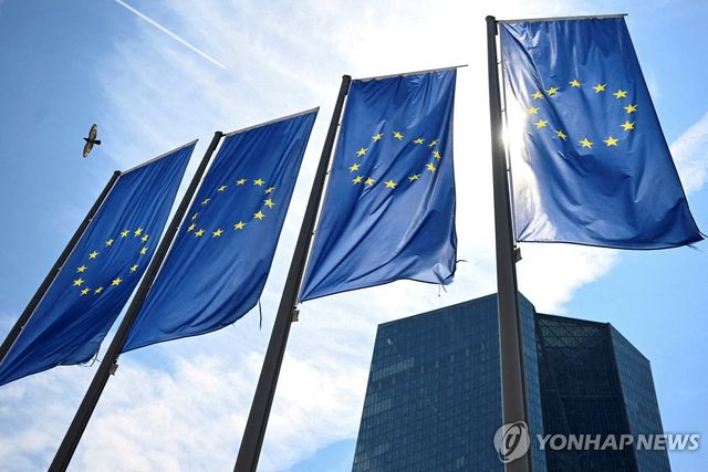 유럽중앙은행 앞의 EU 깃발 