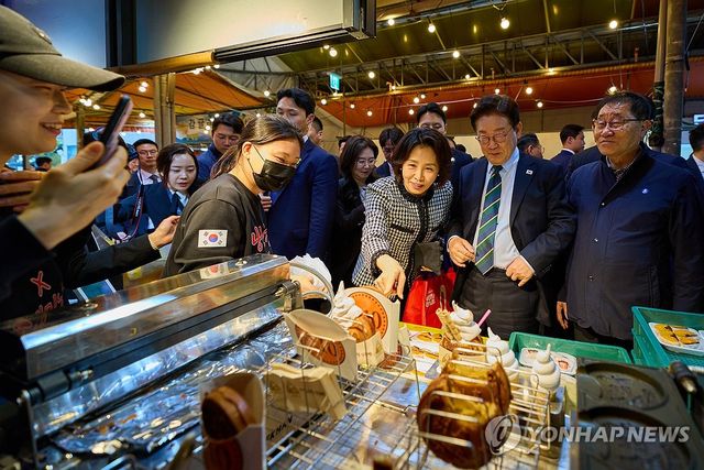 이재명 대통령 부부, 제주 동문시장 방문