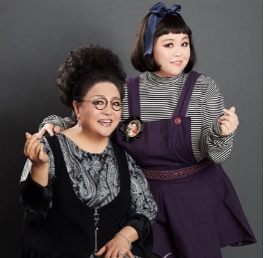 재즈 가수로 활동하는 윤희정과 딸 김수연