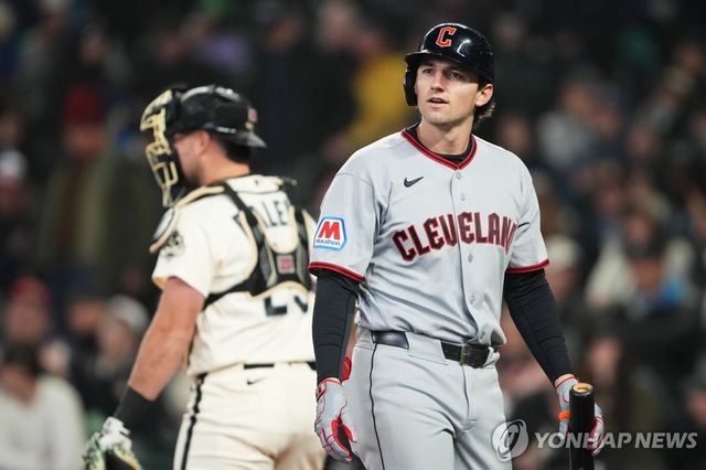 무라카미와 마찬가지로 데뷔 3경기 연속 홈런을 친 클리블랜드 체이스 딜로터(오른쪽)