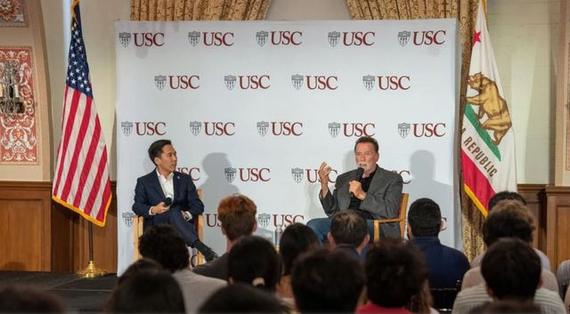 아놀드 슈워 제너거와 인터뷰하는 김병수 총장