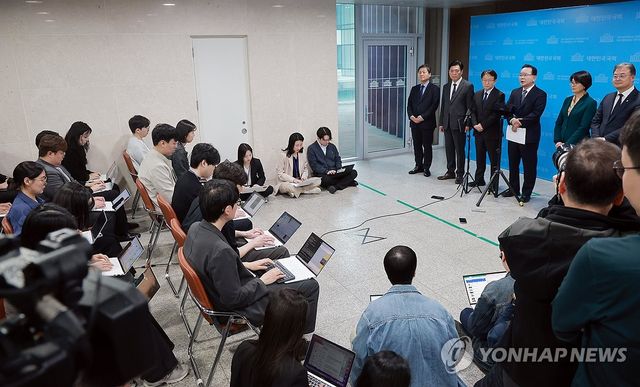 '대구시장 출마 선언' 취재진 질문에 답하는 김부겸 전 총리