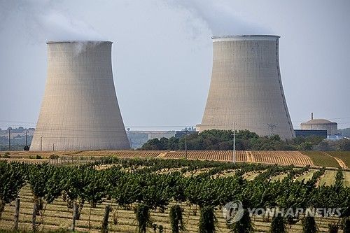 프랑스 원자력 발전소의 냉각탑 전경