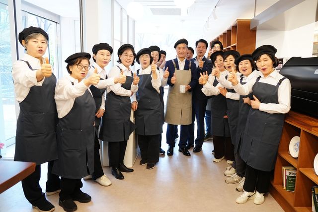 '카페 더함 186' 직원들과 함께한 이승로 성북구청장