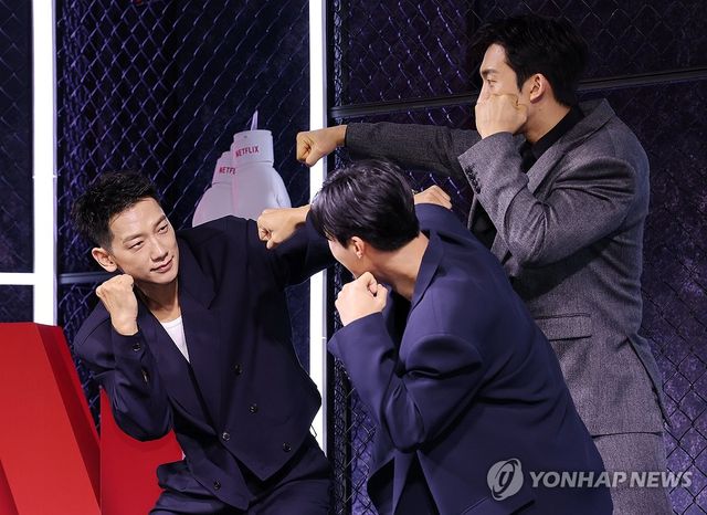 포즈 취하는 정지훈-우도환-이상이