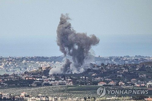 이스라엘군의 공습으로 검은 연기가 솟아오르는 레바논 남부