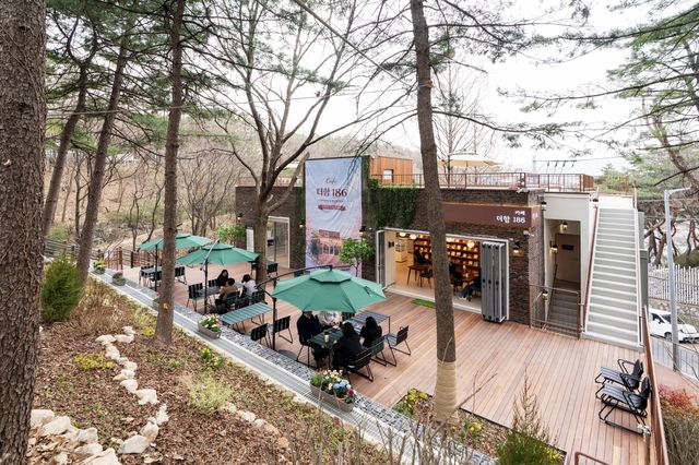 '카페 더함 186' 외부 테라스