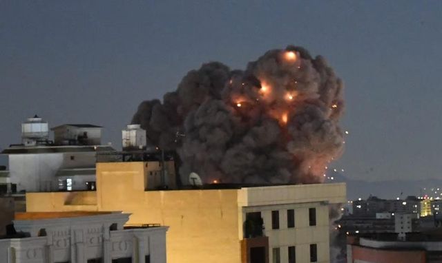 피격된 이란 테헤란의 건물들