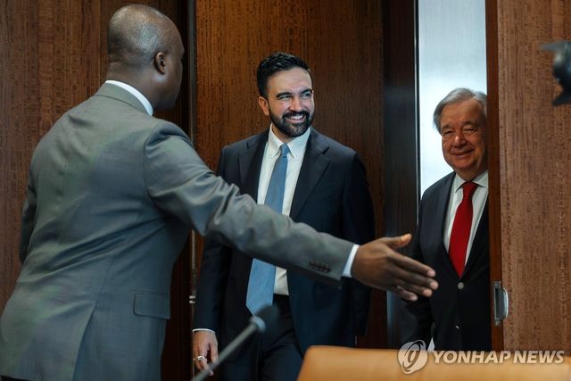 조란 맘다니 미국 뉴욕시장(가운데)