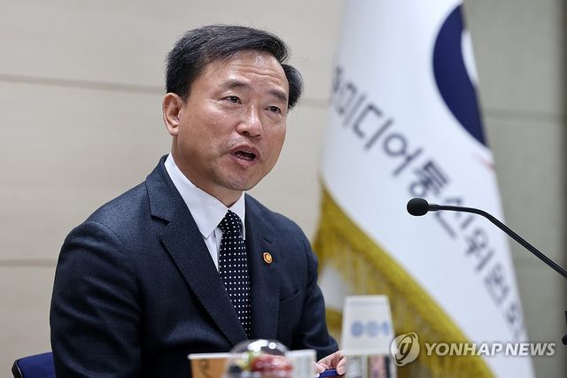 취임 100일 기자 간담회하는 김종철 방미통위원장