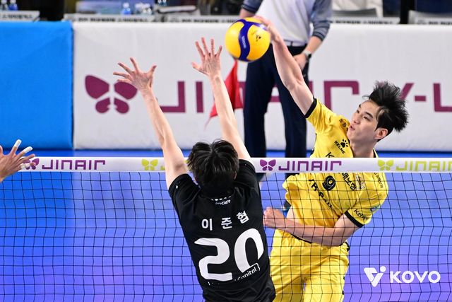 공격하는 KB손해보험의 임성진(오른쪽)