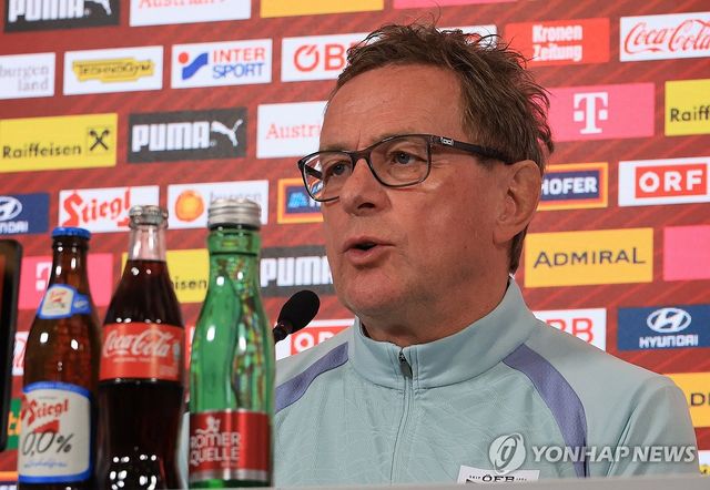 기자회견 하는 랄프 랑닉 감독