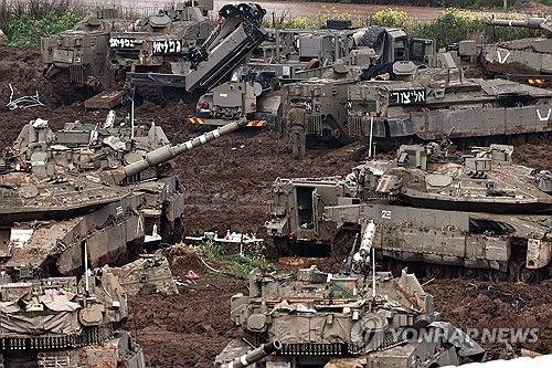 레바논 국경 지대에서 작전 중인 이스라엘군 탱크와 중장비들