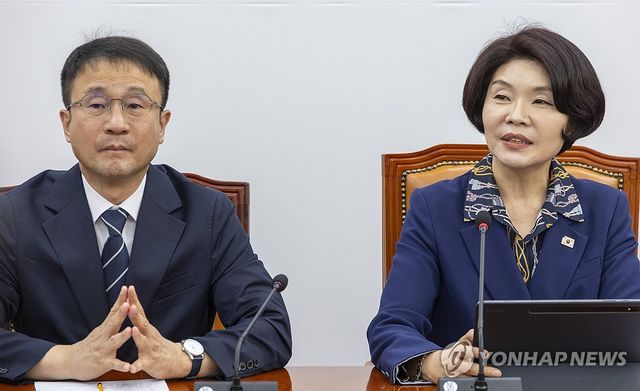 원내정책회의에서 발언하는 한정애 정책위의장