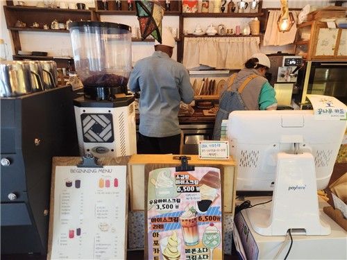 수민 씨 곁에서 일하는 로널드 씨