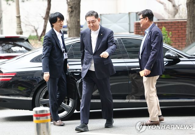 김병기 의원, 공공범죄수사대 출석