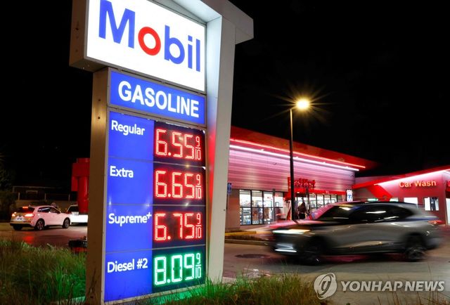 30일(현지시간) 미국 캘리포니아주 주유소 가격 표시판