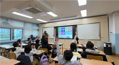 로널드 씨가 진행하는 영어 수업에 적극적으로 참여하는 학생들 [제공 사진]