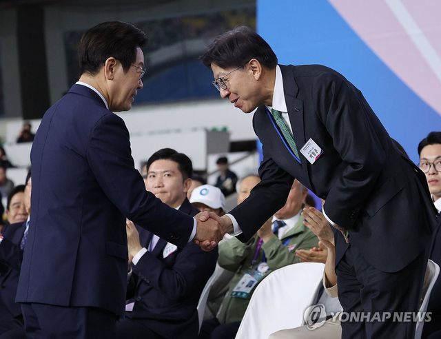 지난해 10월 전국체전 개막식에서 악수하는 박형준 부산시장과 이재명 대통령