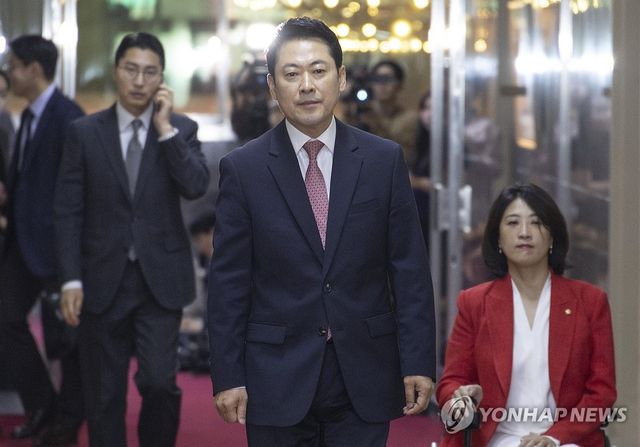 국회의장 면담 위해 의장실 향하는 장동혁 대표