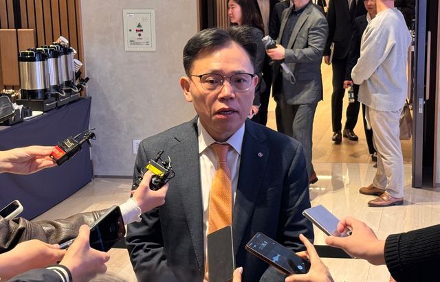 취재진 질문에 답하는 김동춘 LG화학 사장