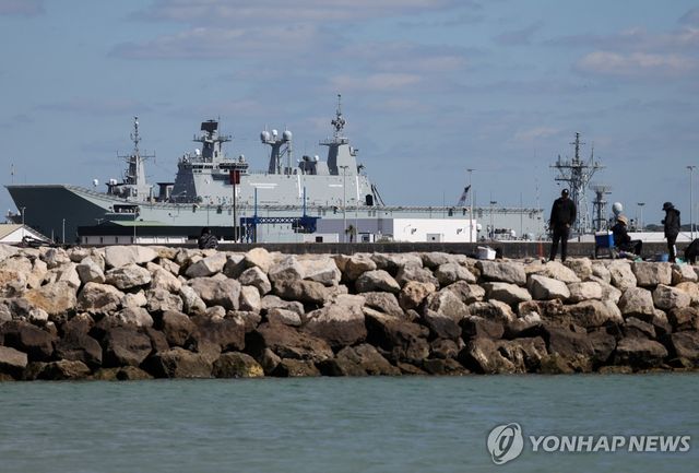로타 공동기지에 정박한 스페인 항공모함