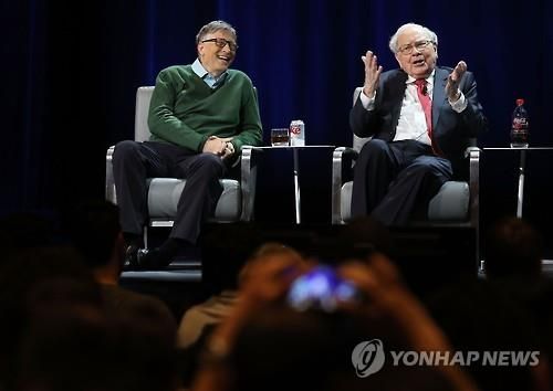 빌 게이츠(왼쪽)과 워런 버핏(2017년 1월)