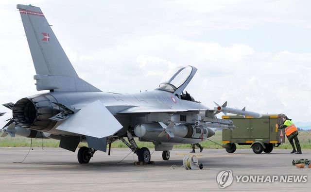 시칠리아 시고넬라 기지에 착륙한 F-16 전투기