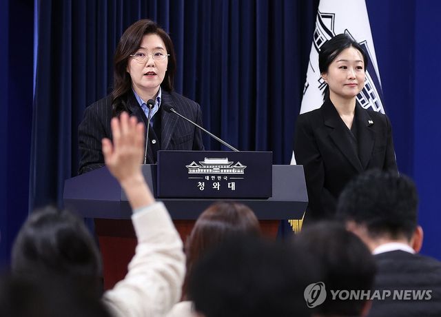 질문 받는 강유정 대변인