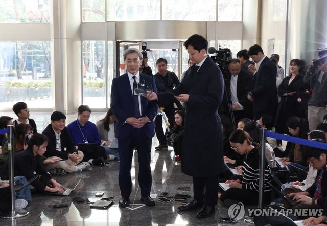 답변하는 신현송 후보자