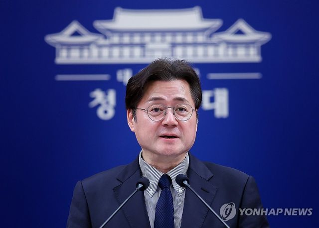 청와대 비상경제상황실 구성 관련 브리핑하는 홍익표 정무수석