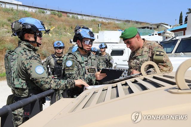 레바논군과 연합 기동정찰 준비하는 동명부대원들