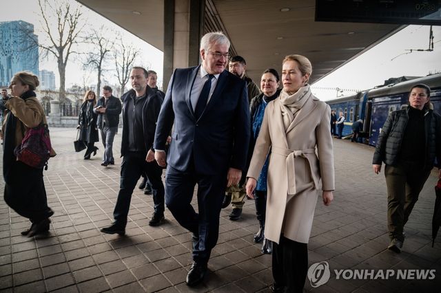 키이우역에서 카야 칼라스 EU 외교안보 고위대표를 맞이하는 안드리 시비하 우크라이나 외무장관