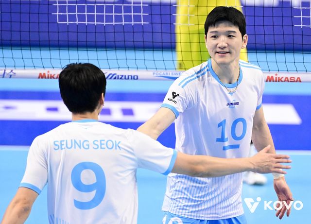 득점 후 기뻐하는 대한항공의 정지석(오른쪽)