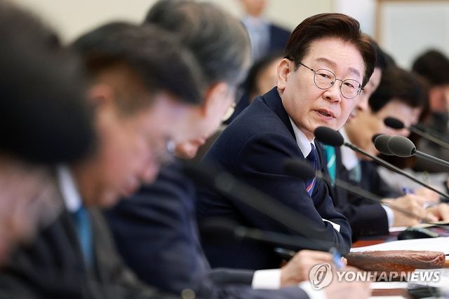 국무회의에서 질문하는 이재명 대통령