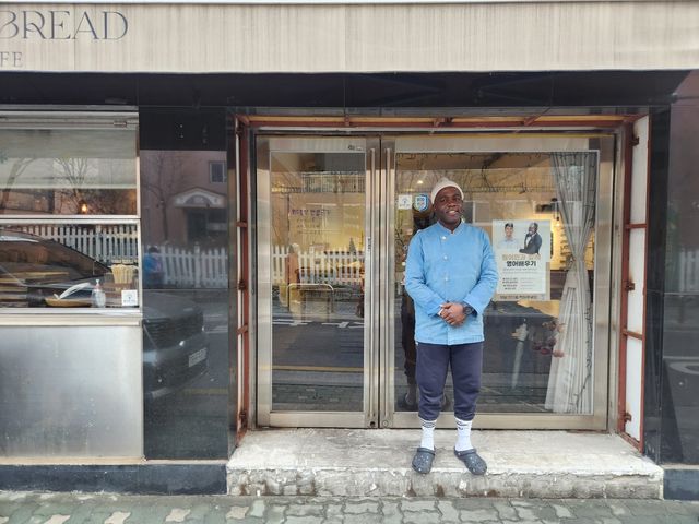 로널드 씨가 매장 앞에서 포즈를 취하고 있다.