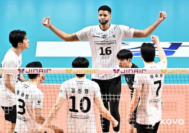 득점 후 기뻐하는 현대캐피탈의 레오(뒤쪽 중앙)