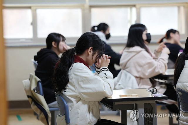 시험 시작 기다리는 수험생들