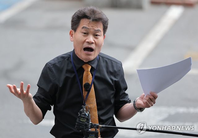 취재진 앞 열변 토하는 전한길